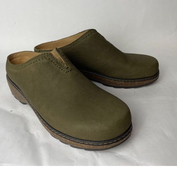 Earth Origins Olive Green Slip-On Clogs Size: 7M cottage comfort rustic - Picture 1 of 5